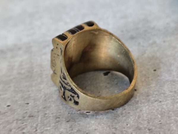bague marocaine berbère en laiton et bois d'ébène avec une perle millefiori – Image 3