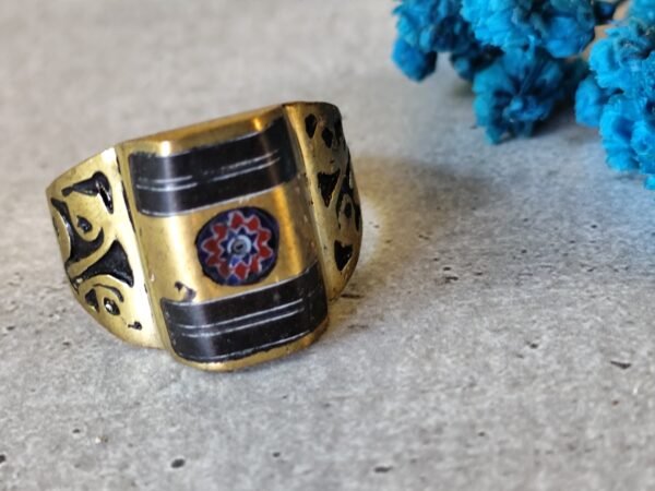 bague marocaine berbère en laiton et bois d'ébène avec une perle millefiori (Copie) – Image 4
