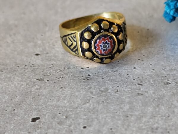 bague marocaine berbère en laiton avec une perle millefiori