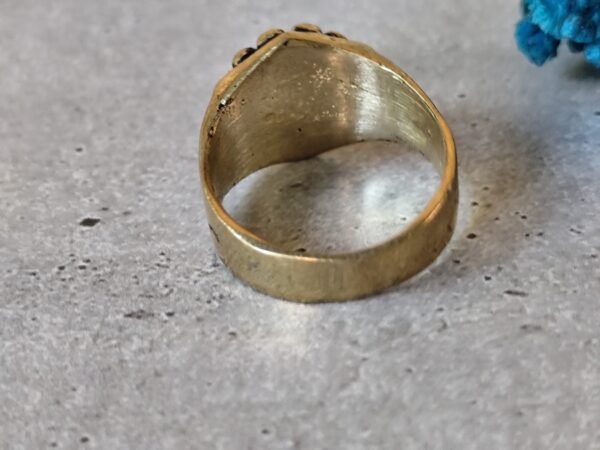 bague marocaine berbère en laiton avec une perle millefiori – Image 3