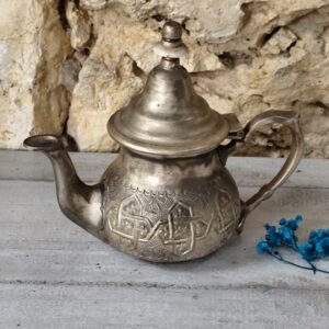 Ancienne théière marocaine de couleur argent.