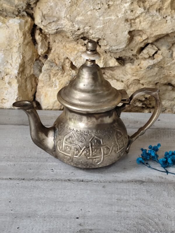 Ancienne théière marocaine de couleur argent.