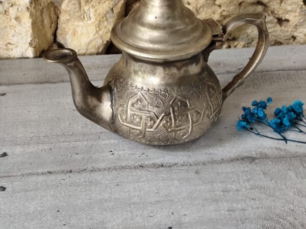 Ancienne théière marocaine de couleur argent. – Image 2