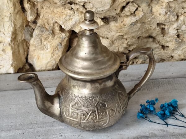 Ancienne théière marocaine de couleur argent. – Image 3