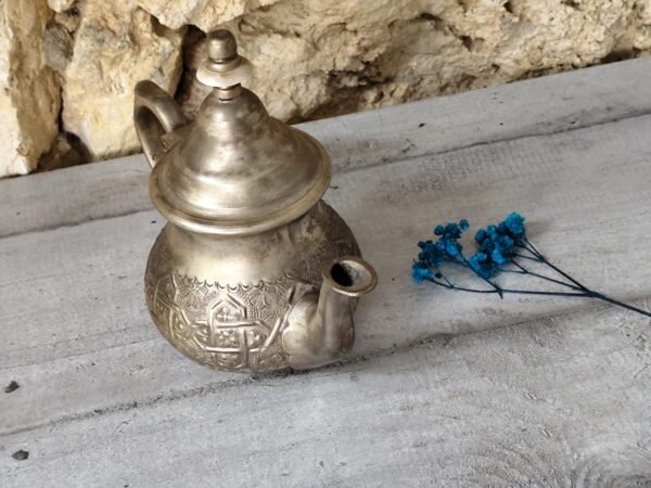 Ancienne théière marocaine de couleur argent. – Image 4