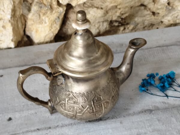 Ancienne théière marocaine de couleur argent. – Image 5