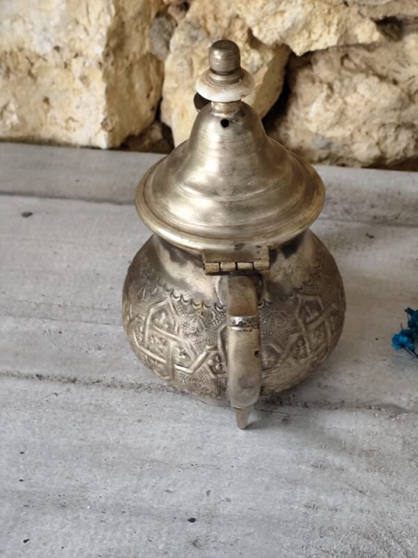 Ancienne théière marocaine de couleur argent. – Image 6