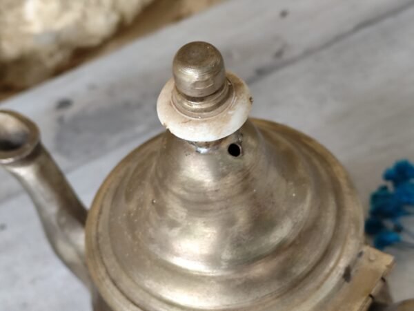 Ancienne théière marocaine de couleur argent. – Image 7