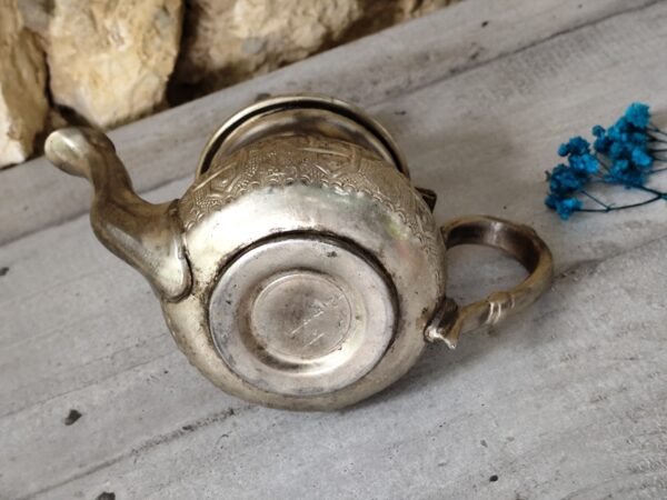 Ancienne théière marocaine de couleur argent. – Image 9