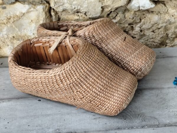 Chaussures en paille tressée