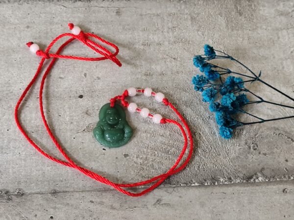 Collier feng shui avec une corde rouge ajustable et un bouddha rieur en jade 