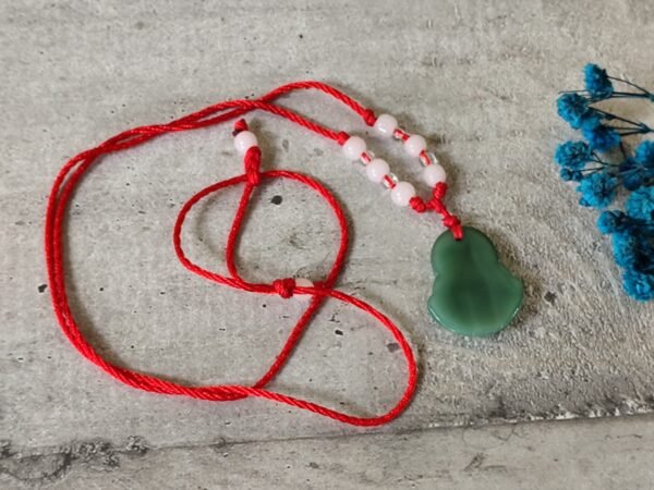 Collier feng shui avec une corde rouge ajustable et un bouddha rieur en jade  – Image 4