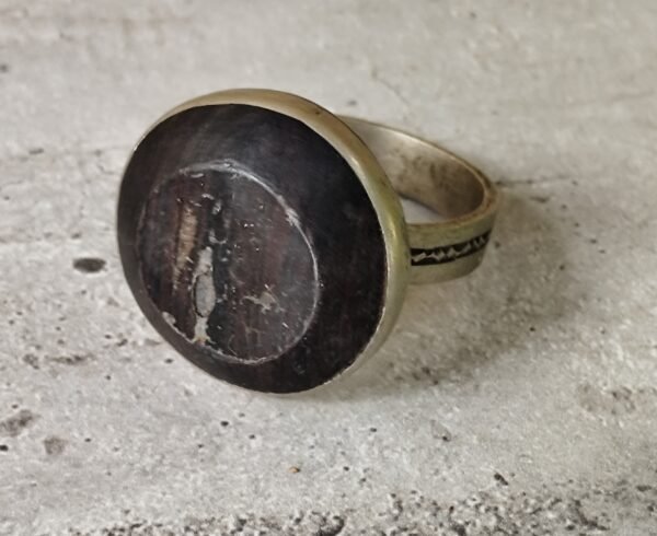 Bague en bois d'ébène touareg.