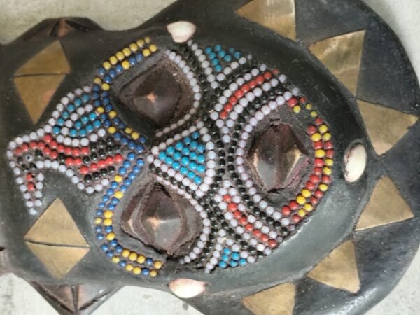Ghana Africa masque mural suspendu, Fabriqué par les Ashanti, Perles, bronze et bois, Folkart africain – Image 2