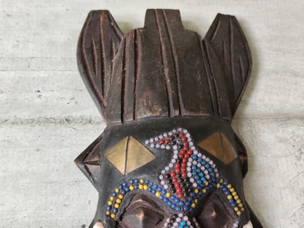 Ghana Africa masque mural suspendu, Fabriqué par les Ashanti, Perles, bronze et bois, Folkart africain – Image 3