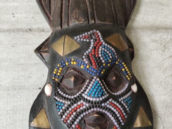 Ghana Africa masque mural suspendu, Fabriqué par les Ashanti, Perles, bronze et bois, Folkart africain – Image 4