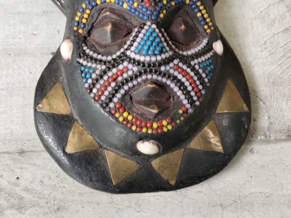 Ghana Africa masque mural suspendu, Fabriqué par les Ashanti, Perles, bronze et bois, Folkart africain – Image 5