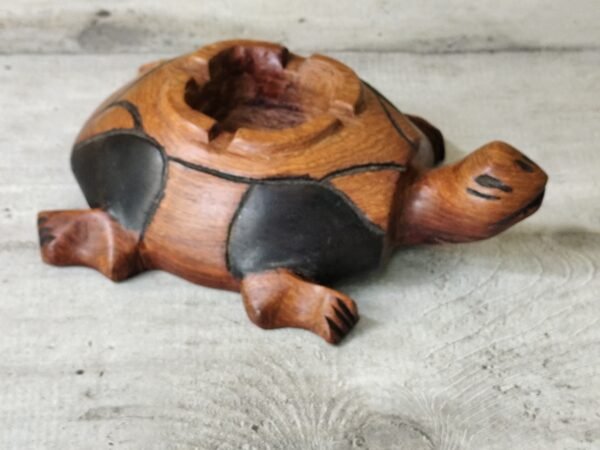 Ancien cendrier tortue en bois teck