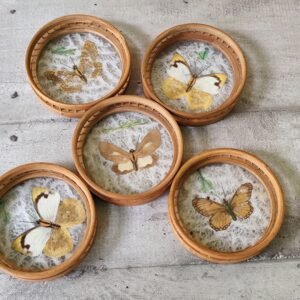 Anciens dessous de verre en bambous avec des papillons .
