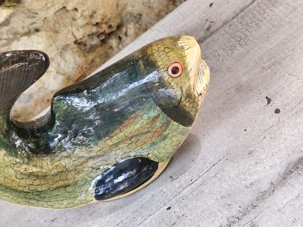 Ancienne statue japonaise en forme de poisson en papier mâché. – Image 2