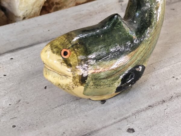 Ancienne statue japonaise en forme de poisson en papier mâché. – Image 4