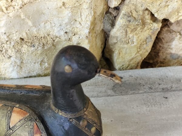 Canard en bois vintage sculpté à la main avec incrustation de cuivre et de laiton Décoration d'intérieur rustique – Image 2