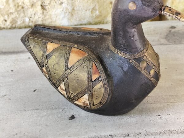 Canard en bois vintage sculpté à la main avec incrustation de cuivre et de laiton Décoration d'intérieur rustique – Image 3