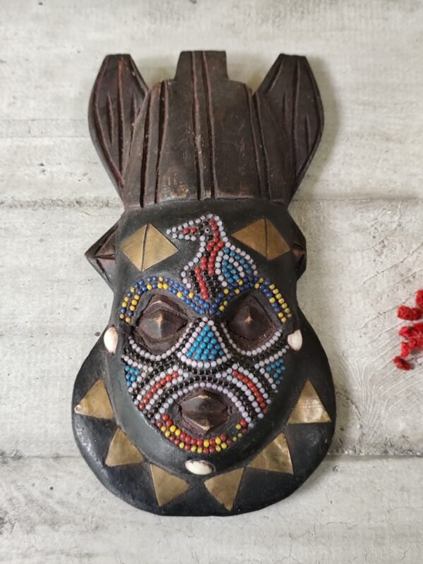 Ghana Africa masque mural suspendu, Fabriqué par les Ashanti, Perles, bronze et bois, Folkart africain