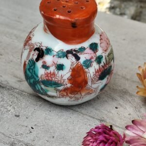 Ancienne salière japonaise en porcelaine.
