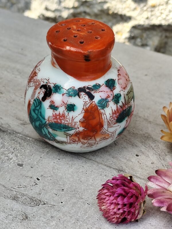 Ancienne salière japonaise en porcelaine.