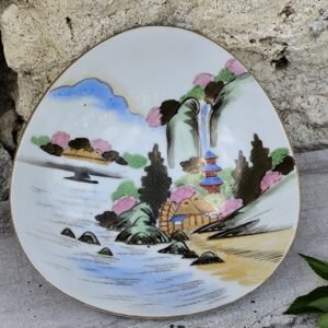 Assiette japonaise peinte à la main – paysage traditionnel et pagode