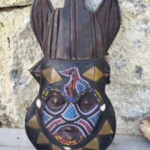 Ghana Africa masque mural suspendu, Fabriqué par les Ashanti, Perles, bronze et bois, Folkart africain