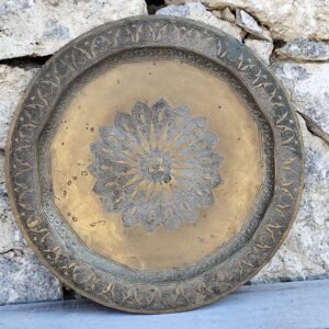 Plateau marocain en laiton 35 cm – Plateau décoratif artisanal gravé – Artisanat du Maroc – Décoration bohème et orientale