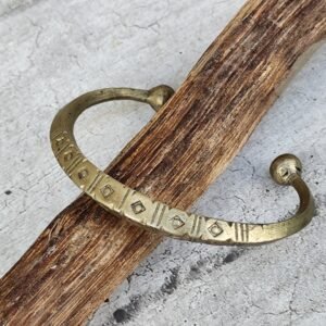 Bracelet berbère Touareg en métal gravé – jonc artisanal