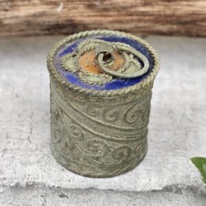 Boîte marocaine ancienne en métal ciselé – Pièce artisanale unique