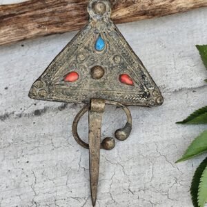 Fibule marocaine ancienne – Corail & Turquoise – Pièce artisanale berbère