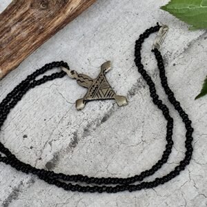 Collier Croix du Sud en perles noires – pendentif géométrique gravé