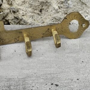 Porte‑clés mural marocain en laiton – Clé décorative artisanale