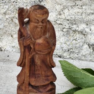 Sage en Bois Sculpté – Gardien de Sagesse et de Longévité