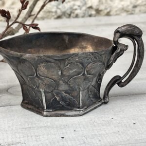 Tasse Art Déco – Fleurs Pensées Objet ancien – Métal travaillé – Pièce décorative singulière