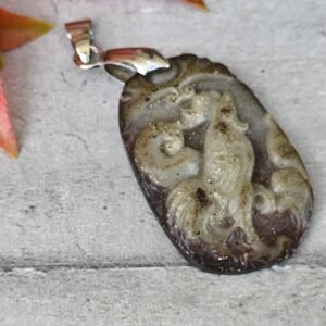 Pendentif Coq Protecteur en Pierre Sculptée – Artisanat Chinois, Énergies de Chance et de Courage