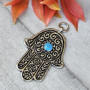 Pendentif Main de Fatma en métal gravé – Cabochon turquoise protecteur