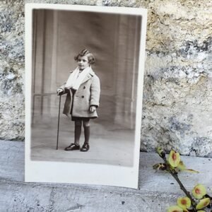 Portrait d’Enfant au Mur de Pierre