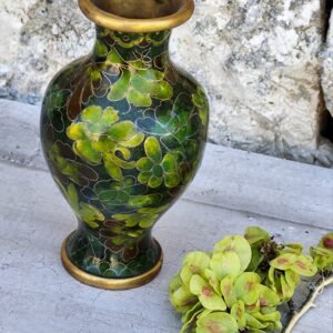 Vase cloisonné vert — Feuilles dorées Artisanat ancien • Émail cloisonné • Pièce décorative poétique