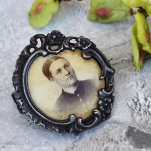 Médaillon‑broche ancien au portrait sépia – Souvenir d’une vie passée