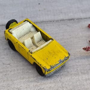 Matchbox Lesney Superfast No.18 — Field Car (1969) Un petit cabriolet jaune, patiné par les routes imaginaires.