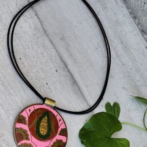 Pendentif artisanal en émail coloré – Motif floral vibrant – Bijou unique sur cordon noir