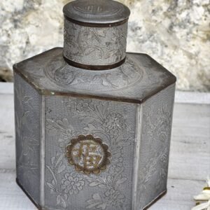 Ancienne boîte à thé gravée – Métal patiné – Motif asiatique 福 – Artisanat vintage hexagonal