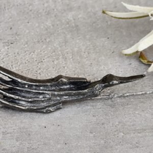 Broche vintage en métal patiné – Forme ailée sculptée – Signée Sanofi