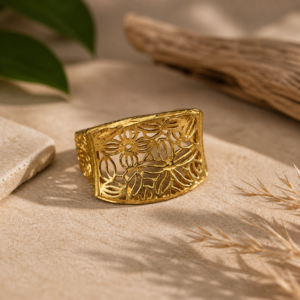 Bague en Laiton Doré Fleurie - Bague Large Ajourée Style Berbère - Bijou Artisanal Marocain Découpé Main - Anneau Boho Chic Floral - Bague Ethnique Ajustable - Cadeau Femme Artisanat Maroc